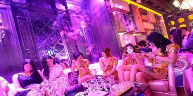 2男1女同时进行性交行为,会构成聚众淫乱罪吗?